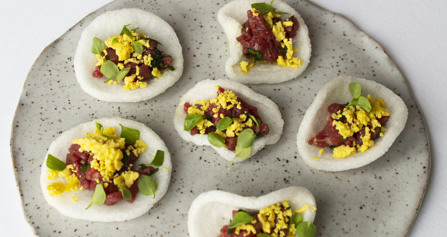 Prawn crackers & beef tartare G.H.Mumm
