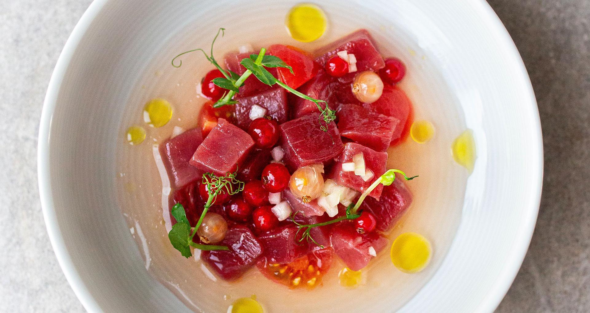 Thon rouge, tomates et groseilles