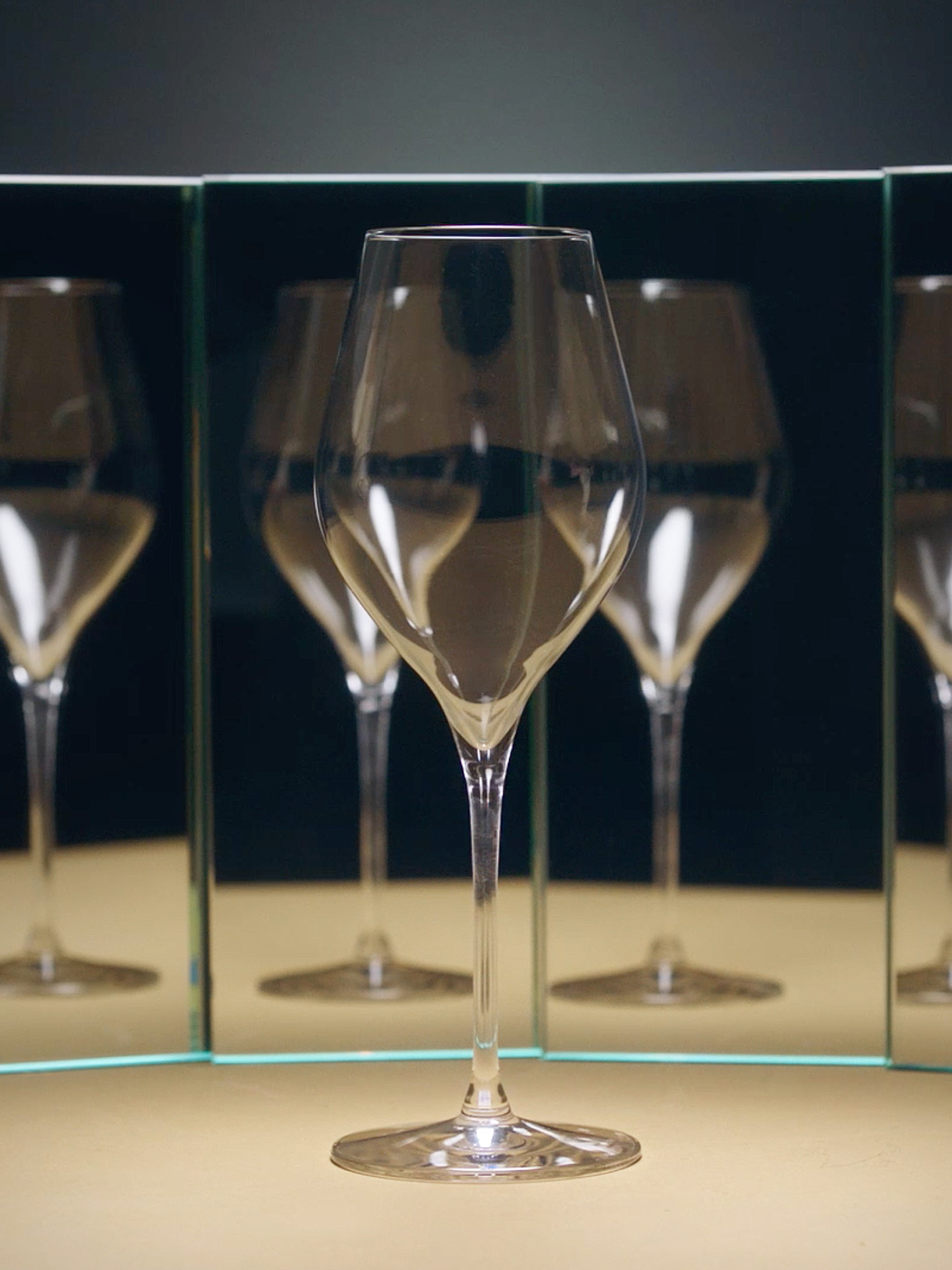 Verre De Champagne Pétillant Au Milieu De Bulles Dorées, Boisson De