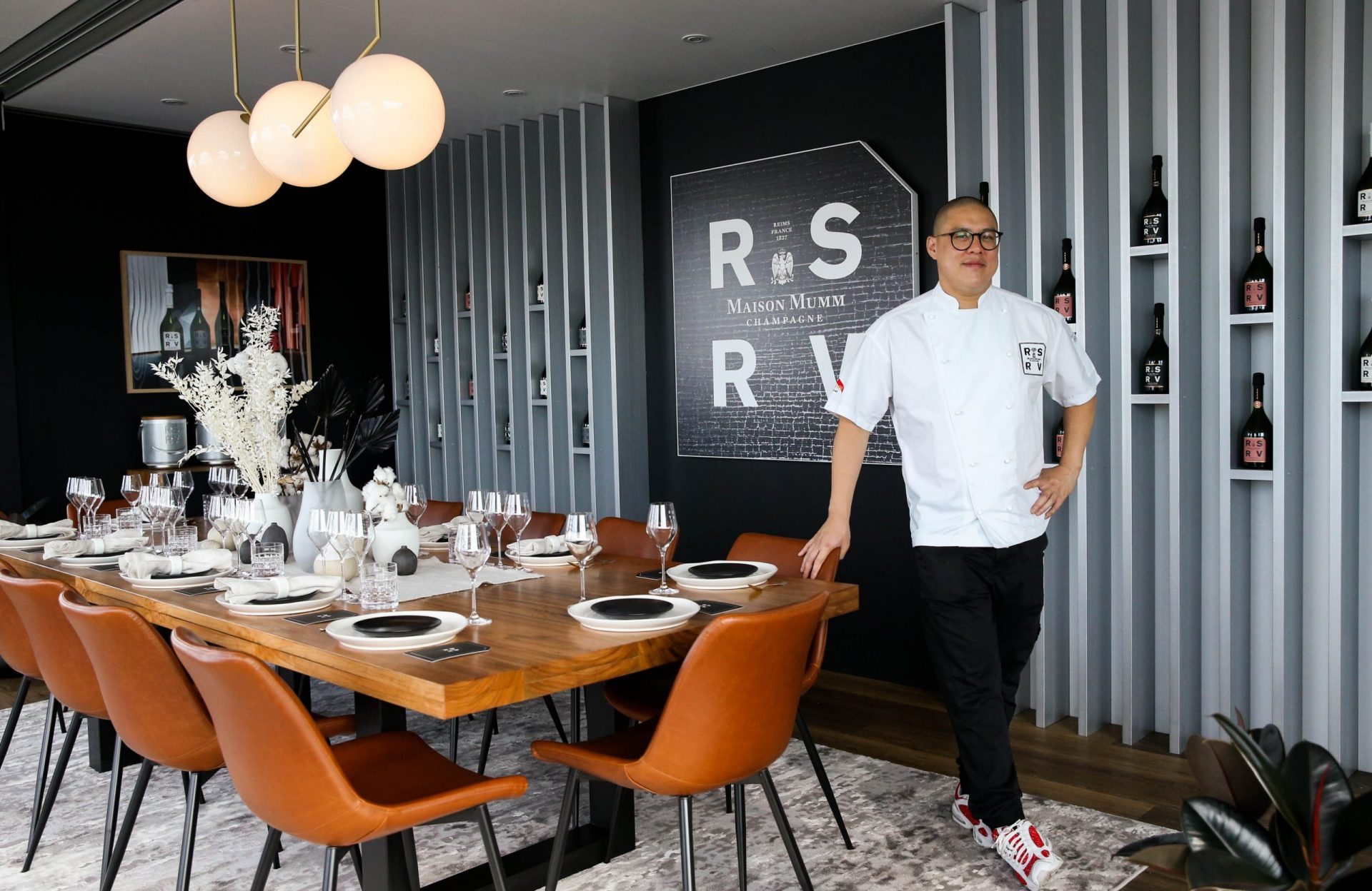 dan_hong_in_the_rsrv_room_0