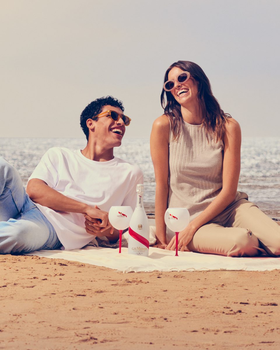 4-5 1080 x 1350 G.H. MUMM Ice Xtra G.H. Mumm FY25 Image HR Lifestyle Shooting Beach 4