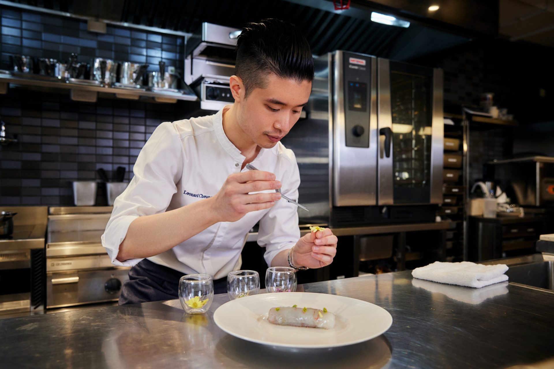 chef-leonard-cooking