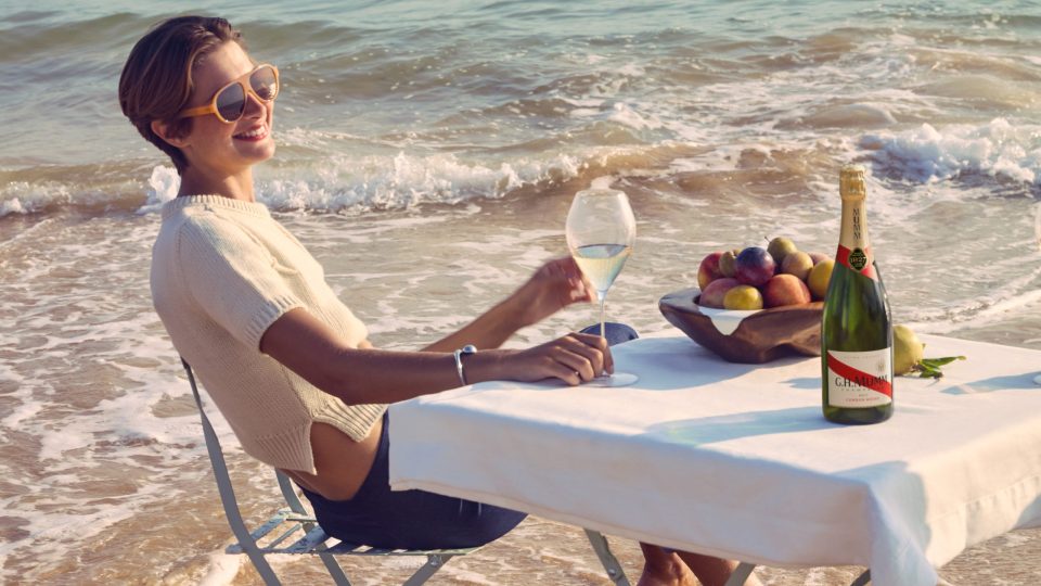 G.H.MUMM_Lifestyle Shooting_Table dans l’eau 3_CR repack adapted_FY25.jpg