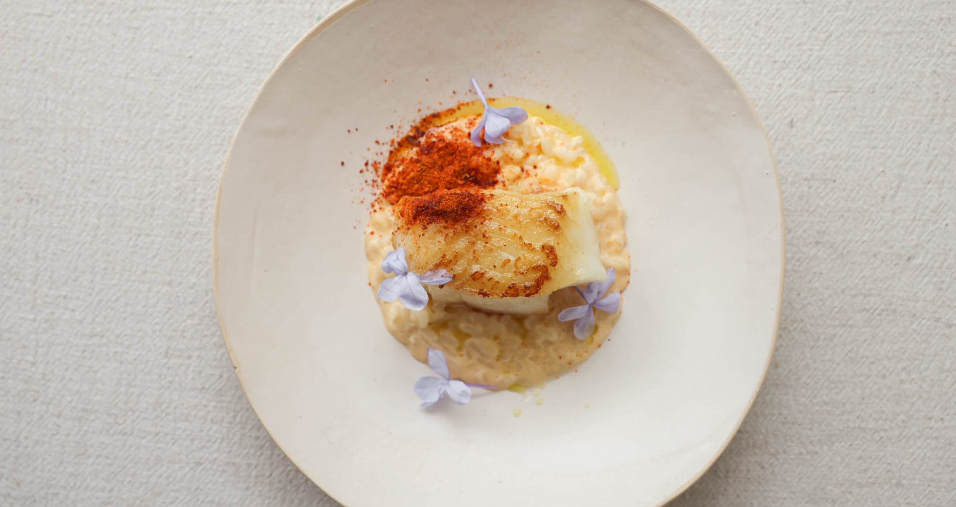Cabillaud rôti, crumble de bacon , riz au lait salé