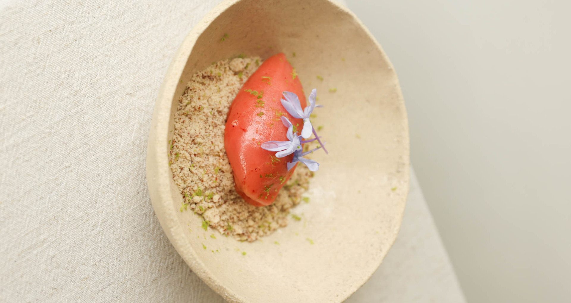 Sorbet fraise-basilic et crumble au citron vert - mumm rosé dessert été champagne