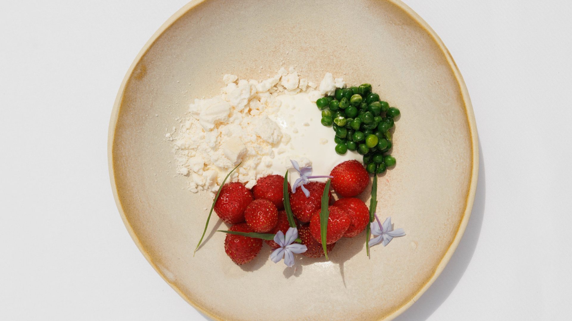 Fraises marinées - petits pois au sucre, sablé breton - Mumm accord Cordon Rouge champagne
