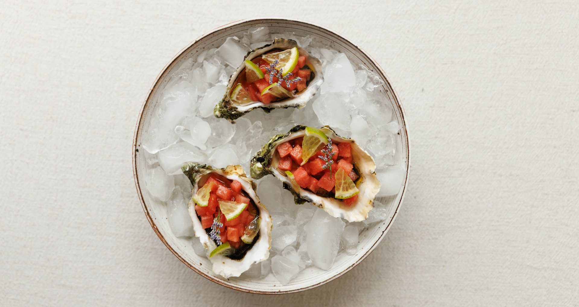 Huîtres fraîches, mignonnette pastèque-citron vert et huile d’olive au thym - mumm rosé champagne entrée été - oysters