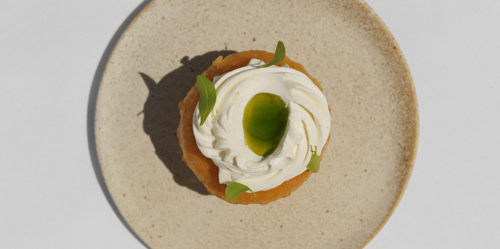 Baba à la farine de châtaigne, chantilly à la vanille, huile de feuille de figuier - Mumm Cordon Rouge