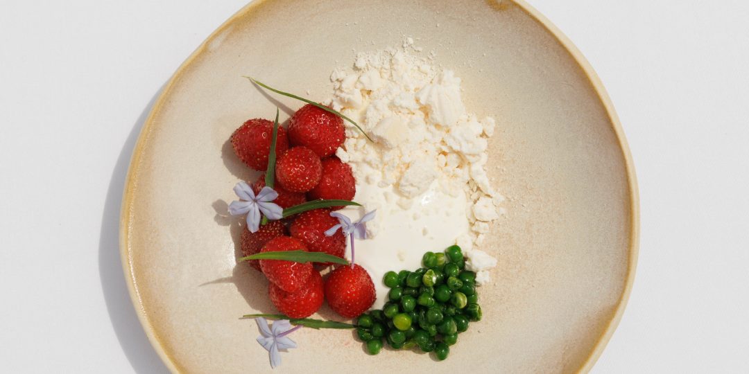 fragole marinate alla verbena, piselli zuccherati, panna fresca e biscotti bretoni - mumm champagne