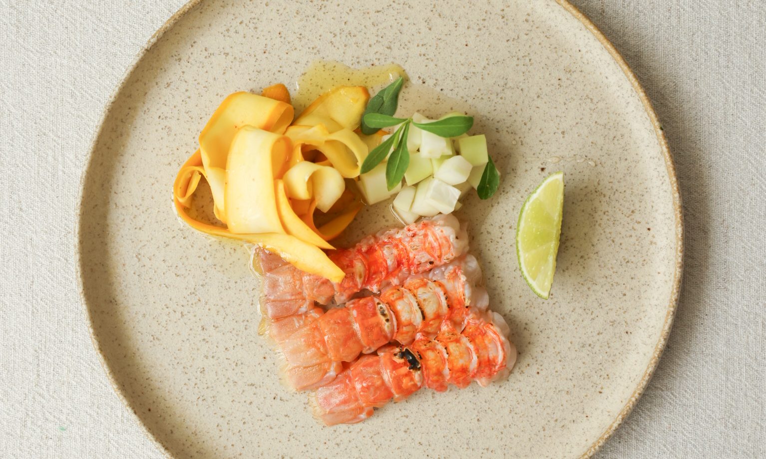 Langoustines grillées, relish de mangue verte & courgettes tièdes au citron doux