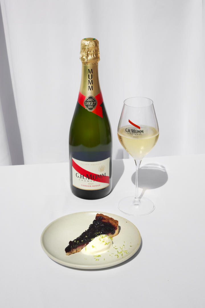 Caramelized blueberry tart, sour cream - lemon zest - pairing Mumm Cordon Rouge with bottle