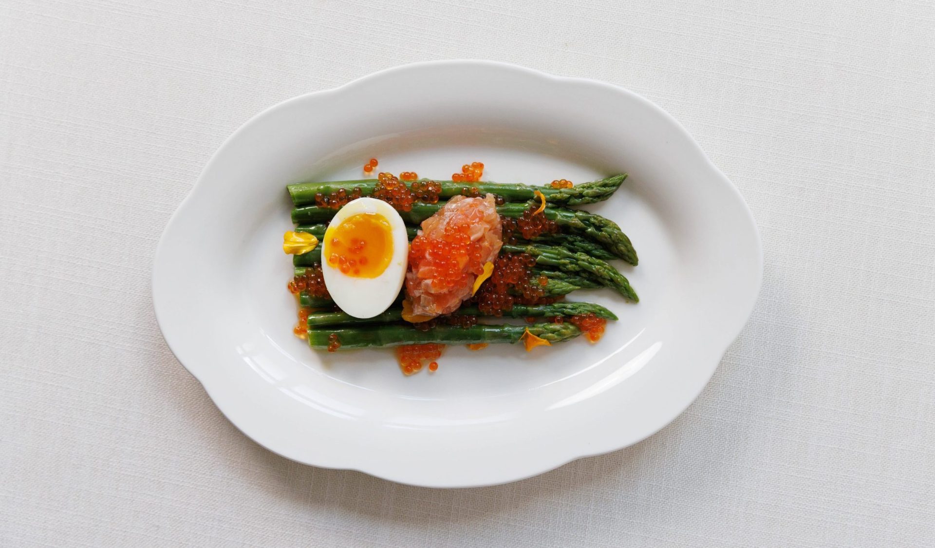 Salade d’asperges vertes et tartare de truite à l’échalote, huile de noisette - spring starter mumm 4 champagne