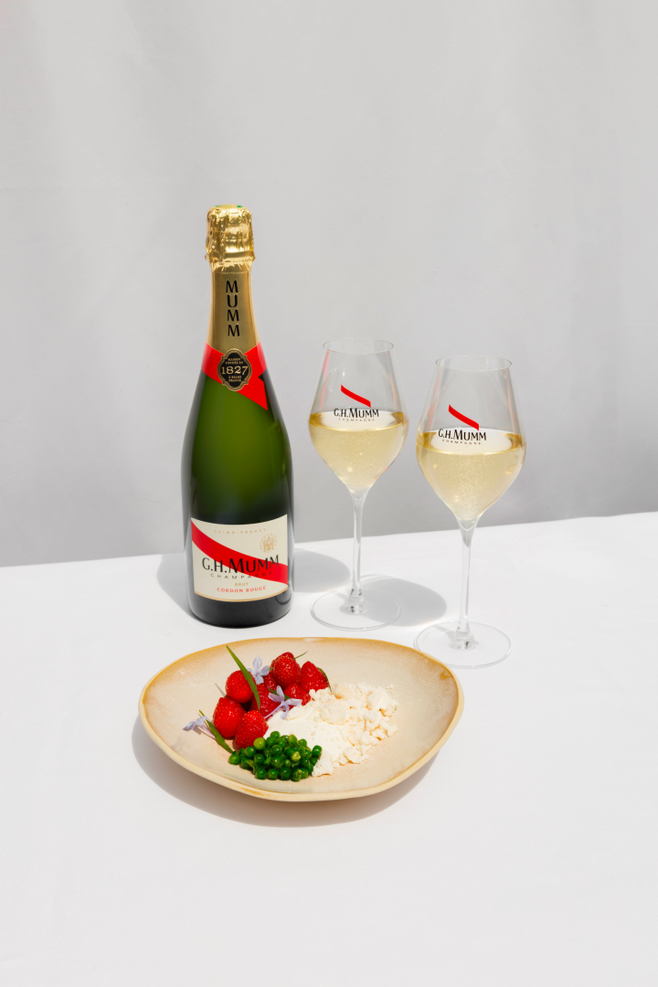 Fraises marinées à la verveine, petits pois au sucre, crème crue & sablé breton