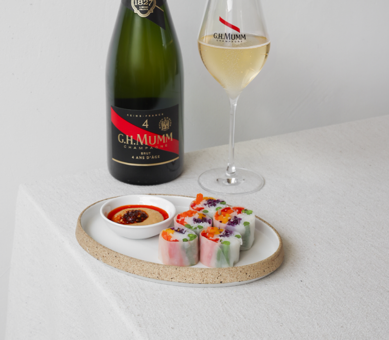 Spring rolls with crunchy vegetables, red cabbage & peanut sauce