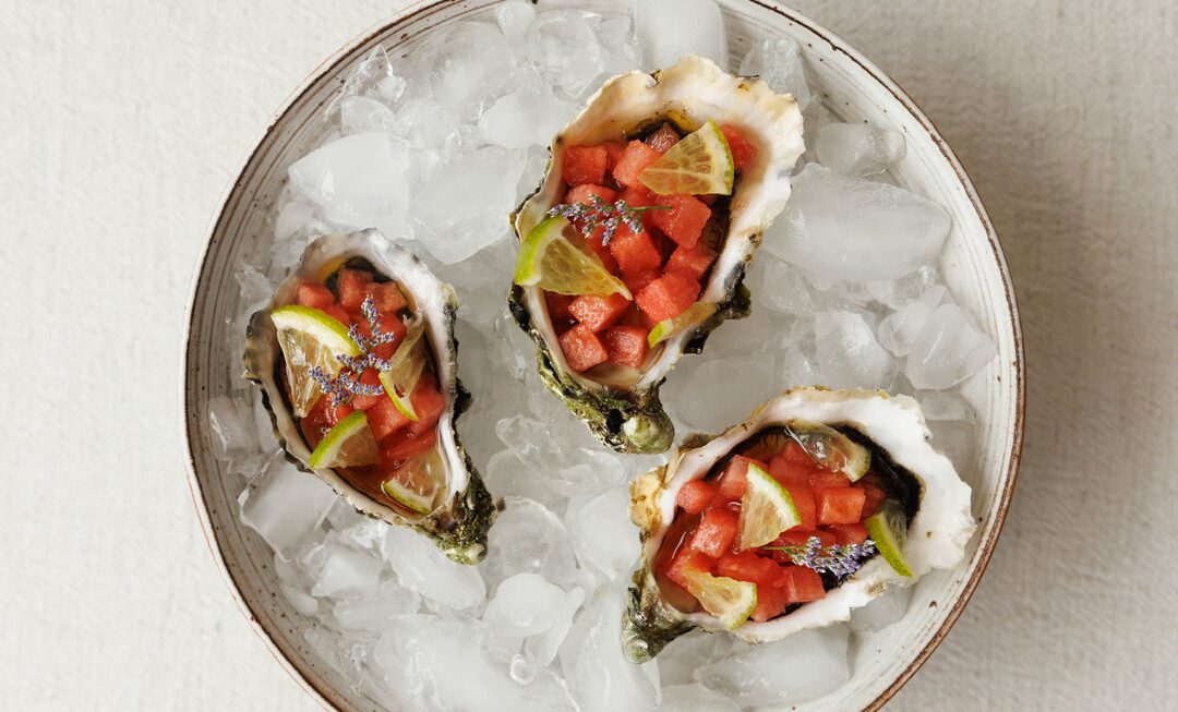 Huîtres fraîches, mignonnette pastèque-citron vert et huile d’olive au thym