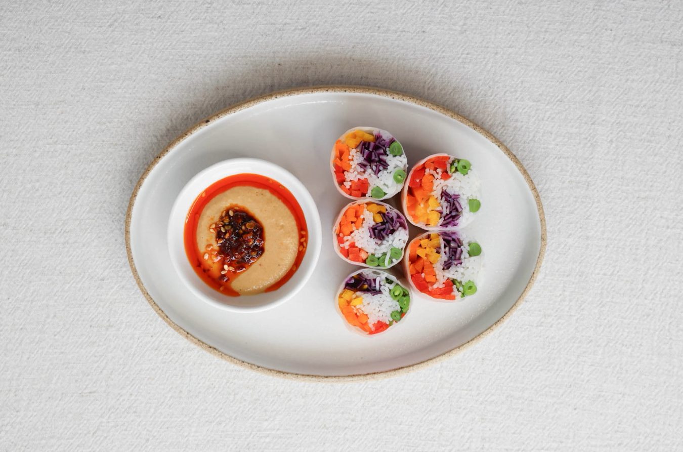 Spring rolls with crunchy vegetables, red cabbage & yellow pepper, peanut sauce - mumm 4 pariing champagne