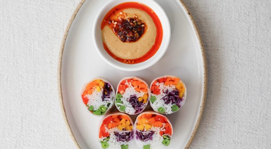 Rouleaux de printemps, légumes chou, poivron jaune, sauce cacahuète- accord Mumm 4 - format 4_5