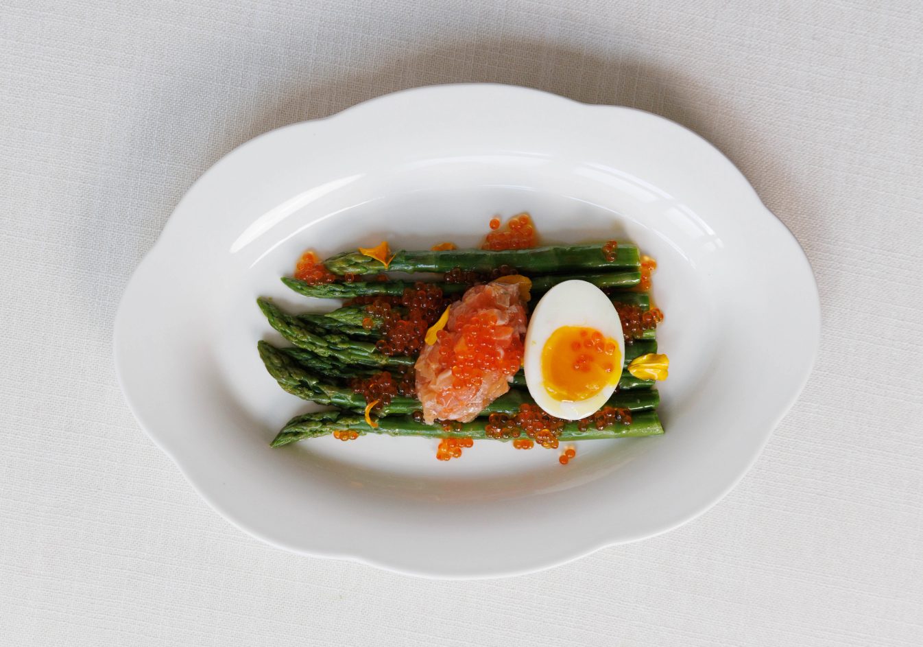 Green asparagus salad with trout tartare, shallots & hazelnut oil - mumm 4 pairing champagne