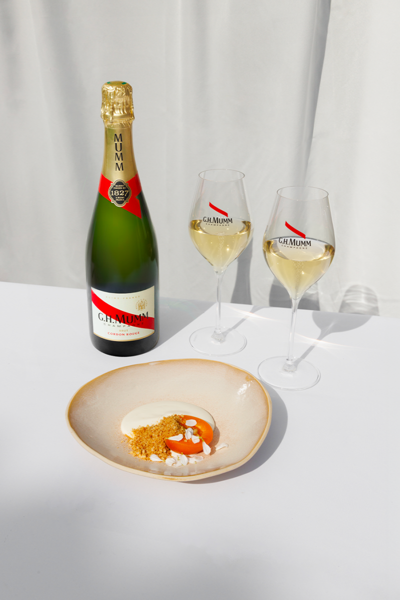 Abricots au sirop de rooibos, croustillant de biltong & mousse au lait