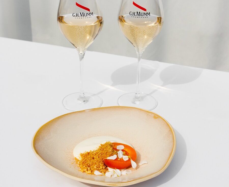 Abricots au sirop de rooibos, croustillant de biltong & mousse légère au lait fermenté - maison cordon rouge - dessert printemps