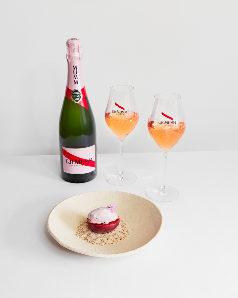 Pêches rôties au miel, glace aux fruits rouges & crumble pécan