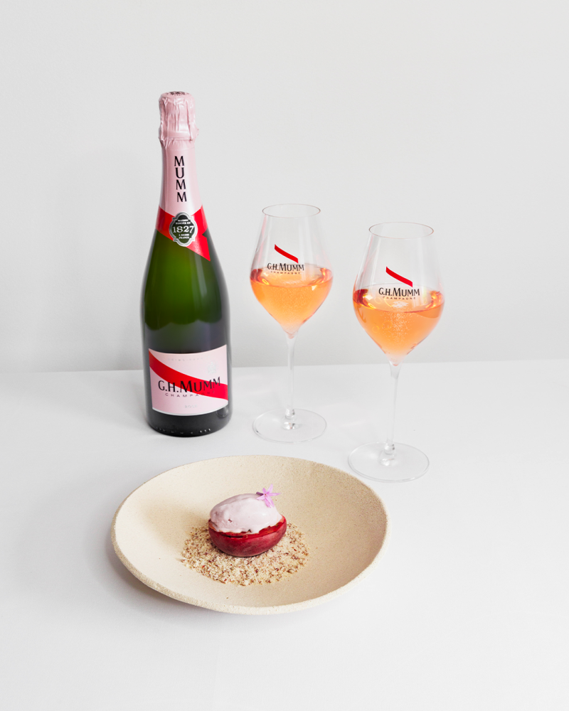 Pêches rôties au miel, glace aux fruits rouges & crumble pécan