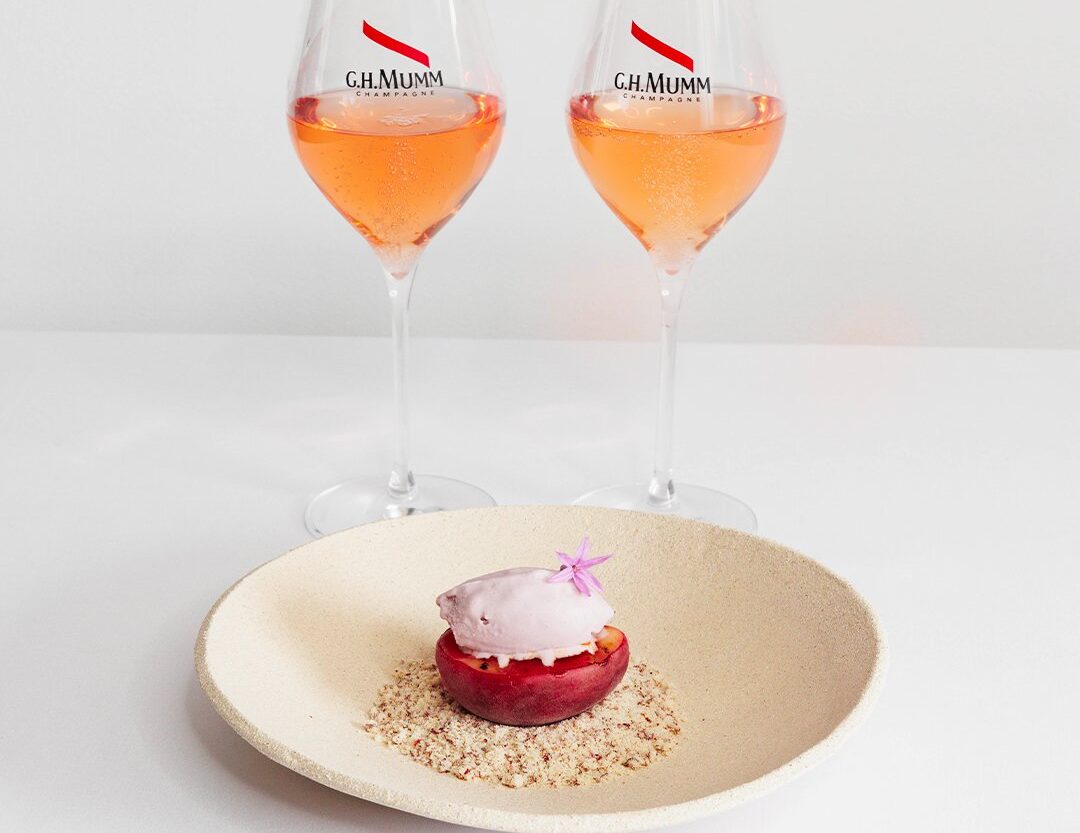 Pêches rôties au miel, glace aux fruits rouges & crumble de noix de pécan - mumm cordon rosé pairing