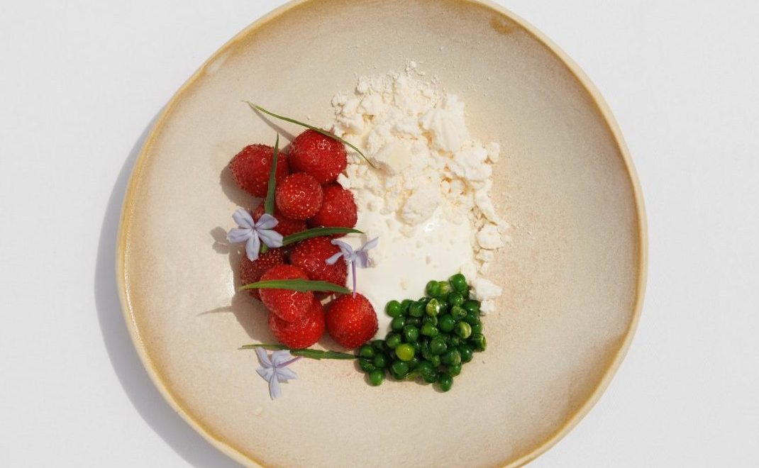 Fraises marinées à la verveine, sablé breton, crème et pois au sucre - Mumm Cordon Rouge